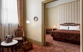 Hadley'S Orient Hotel